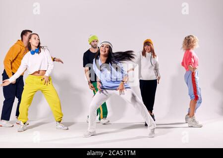 Isolato su sfondo bianco giovani ballerini divertirsi in studio di danza, praticare il film di danza moderna, prepararsi per il concerto, trascorrere il tempo con l'allenamento Foto Stock