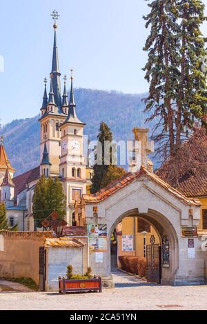 Brasov, Romania - 24 marzo 2015: La porta d'ingresso e San Nicola o San Francisco. Chiesa di Nicolae in Transilvania Foto Stock