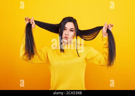 Donna Con Lunghi Capelli Castani E Ben Stretti Che Si Ricoprono La Faccia  Con Dei Baffi Di Carta Finti E Occhiali Su Un Bastone Ch Fotografia Stock -  Immagine di mascherato, brunetta