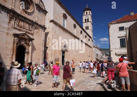 DUBROVNIK CROAZIA - Luglio 26, 2019: turisti visitano Stradun shopping street pavimentata con calcare lucido nel paese vecchio di Dubrovnik, UNESCO World Heritag Foto Stock