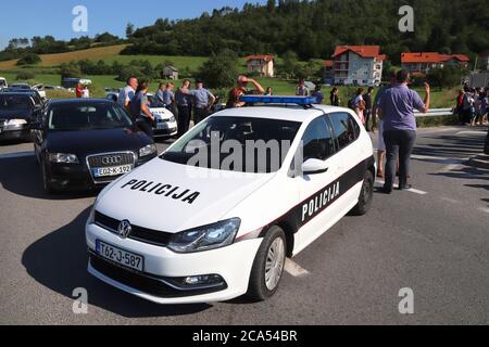 DONJI VAKUF, BOSNIA-ERZEGOVINA - 29 GIUGNO 2019: Macchina di polizia bosniaca (VW Golf) che assicura la processione di Ajvatovica in Bosnia. Ajvatovica è la più grande Foto Stock