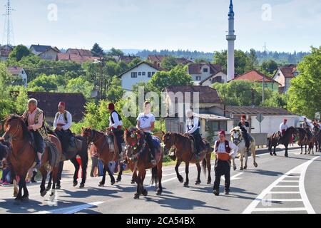 DONJI VAKUF, BOSNIA ERZEGOVINA - 29 giugno 2019: Cavalieri prendere parte alla processione Ajvatovica in Bosnia. Ajvatovica è il più grande trad islamica Foto Stock