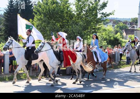 DONJI VAKUF, BOSNIA ERZEGOVINA - 29 giugno 2019: Cavalieri prendere parte alla processione Ajvatovica in Bosnia. Ajvatovica è il più grande trad islamica Foto Stock