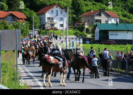 DONJI VAKUF, BOSNIA ERZEGOVINA - 29 giugno 2019: Cavalieri prendere parte alla processione Ajvatovica in Bosnia. Ajvatovica è il più grande trad islamica Foto Stock