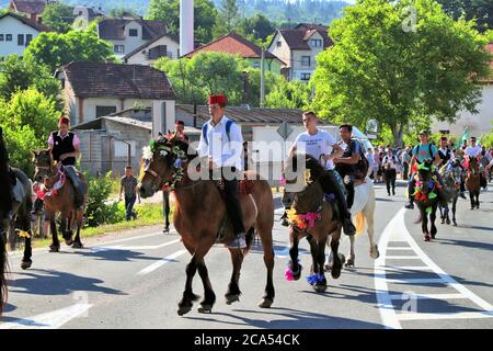 DONJI VAKUF, BOSNIA ERZEGOVINA - 29 giugno 2019: Cavalieri prendere parte alla processione Ajvatovica in Bosnia. Ajvatovica è il più grande trad islamica Foto Stock