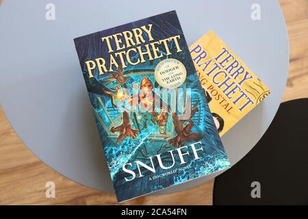 VARSAVIA, POLONIA - 21 APRILE 2020: Due libri fantasy della serie Discworld dell'autore britannico Terry Pratchett su un tavolino da caffè. Foto Stock