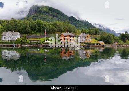 Ullensvang città in Norvegia. Città di Hardanger Fiord (Hardangerfjord). Foto Stock