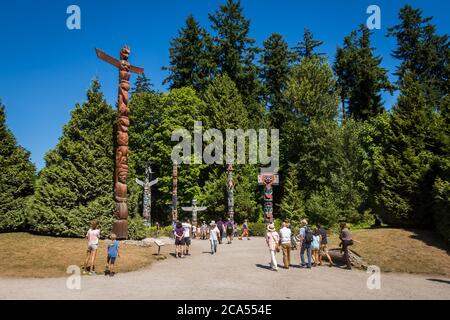Vancouver, Canada - 27 Luglio 2017: Turisti che ammirano i Totem Poles a Stanley Park, Vancouver, British Columbia, Canada Foto Stock