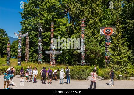 Vancouver, Canada - 27 Luglio 2017: Turisti che ammirano la prima nazione Totem Poles a Stanley Park, Vancouver, British Columbia, Canada Foto Stock