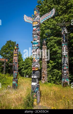 Vancouver, Canada - 27 Luglio 2017: Totem Poles a Stanley Park a Vancouver in una giornata estiva, British Columbia, Canada Foto Stock