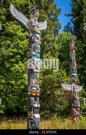 Vancouver, Canada - 27 Luglio 2017: Totem Poles a Stanley Park a Vancouver in una giornata estiva, British Columbia, Canada Foto Stock