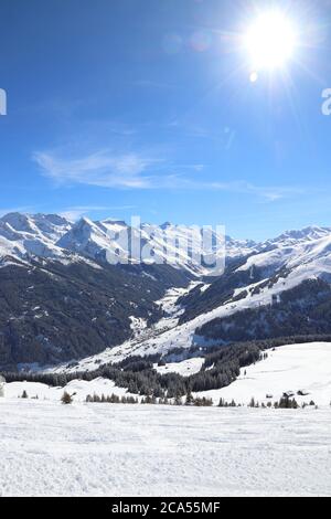 Austria montagne winter wonderland - Mayrhofen ski resort in Alto Adige. Centrale austriaco delle Alpi. Foto Stock