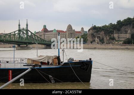 Vista sul Danubio fino al Ponte della libertà, alle terme Gellert e alla grotta di Budapest Foto Stock