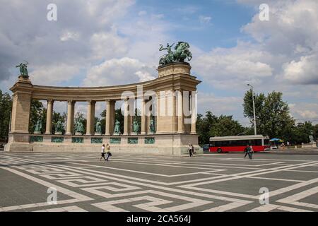 Budapest, Ungheria - 28 giugno 2013: Piazza degli Eroi e Monumento del Millennio in una giornata estiva nuvolosa a Budapest, Ungheria Foto Stock