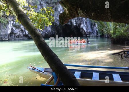 PUERTO Princesa, Filippine - 29 novembre 2017: la gente ride le barche per il fiume sotterraneo di Puerto Princesa, Filippine. Puerto Princesa Subterra Foto Stock