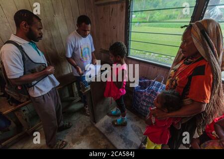 Indonesia, Papua, valle di Baliem, vicino a Walena, territorio della gente di Yali, villaggio di Angguruk, aeroporto di MAF, borsa di studio dell'aviazione della missione, check-in dei bagagli anche Foto Stock