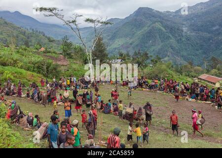 Indonesia, Papua, valle di Baliem, vicino a Walena, territorio della gente di Yali, villaggio di Angguruk, giorno del mercato, vista generale, altitudine 1450 m Foto Stock