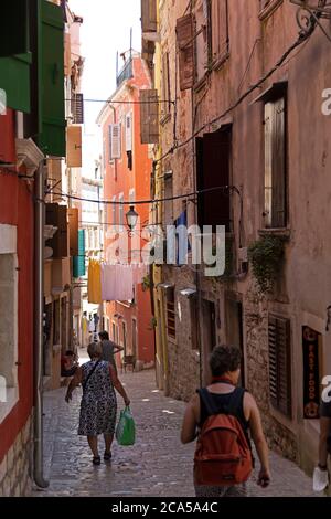 Vicolo nella città vecchia, Rovigno, Istria, Croazia Foto Stock