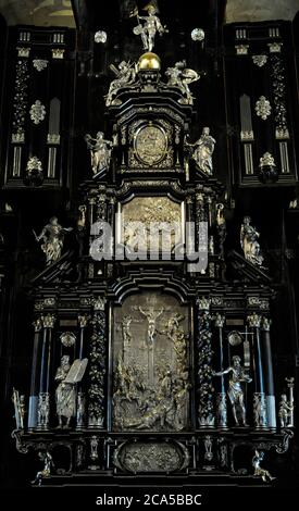 Svezia, Stoccolma. Storkyrkan (Cattedrale di San Nicola). Pala dell'altare maggiore (1650), di Eustachius Erdmuller. Ebony e argento. Dettaglio della parte centrale. Fu donata da Margareta Pedersdotter, vedova di Johan Adler Salvius, nel 1652. Foto Stock