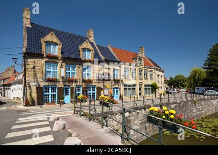 Francia, Nord, Bergues, Marché aux Fromages square, Le Bruegel ristorante è una taverna fiamminga, in un edificio risalente al 1597, una delle case più antiche Foto Stock