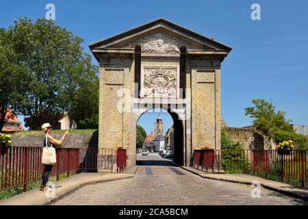 Francia, Nord, Bergues, Vauban città fortificata, Cassel Gate e Belfry sullo sfondo Foto Stock