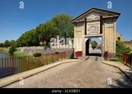 Francia, Nord, Bergues, Vauban città fortificata, Gate Cassel Foto Stock