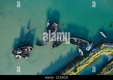 Francia, Vandea, Ile de Noirmoutier (Isola di Noirmoutier), Noirmoutier en l'Ile, il cimitero delle barche sulla riva sud del canale del porto (vi Foto Stock