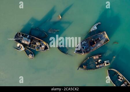 Francia, Vandea, Ile de Noirmoutier (Isola di Noirmoutier), Noirmoutier en l'Ile, il cimitero delle barche sulla riva sud del canale del porto (vi Foto Stock