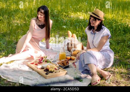 Due graziose giovani donne nel parco all'aperto durante il giorno di sole Foto Stock