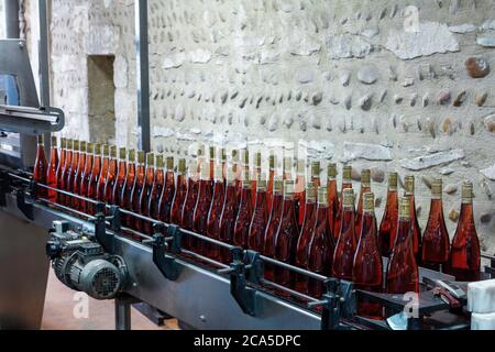 Francia, Gard (30), Tavel, cantina Chateau d'Aqueria, catena di imbottigliamento Foto Stock