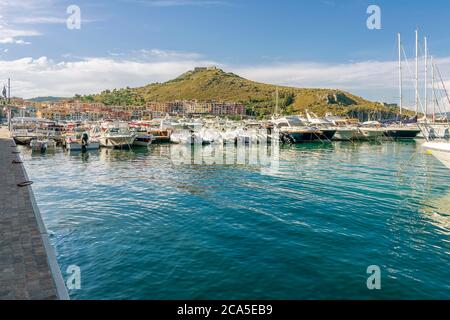 Bella vista di Porto Ercole, città simbolo di Argentario, Italia, in una bella giornata estiva Foto Stock