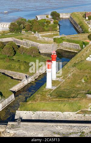 Francia, Charente Maritime, isola di Aix, i fari e il fossato (vista aerea) Foto Stock