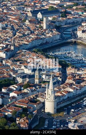 Francia, Charente Maritime, la Rochelle, il Tour de la Lanterne, il vecchio porto e la città (vista aerea) Foto Stock