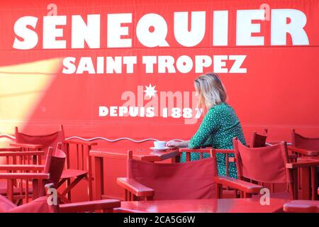 Francia, Var, Saint Tropez, quai Jean Jaures, Cafe Senequier fondato nel 1887 Foto Stock