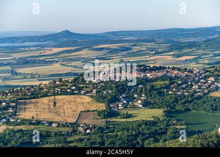 Francia, Puy de Dome, vista delle Buttes de Limagne e il villaggio di le Crest dal altopiano di Gergovie Foto Stock