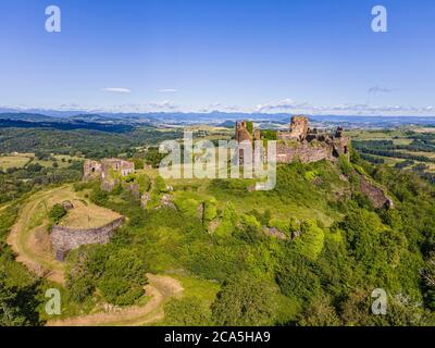 Francia, Puy de Dome, zona dichiarata Patrimonio Mondiale dall'UNESCO, castello di Mauzun nel Parco Naturale Regionale di Livradois Forez e sullo sfondo il Foto Stock