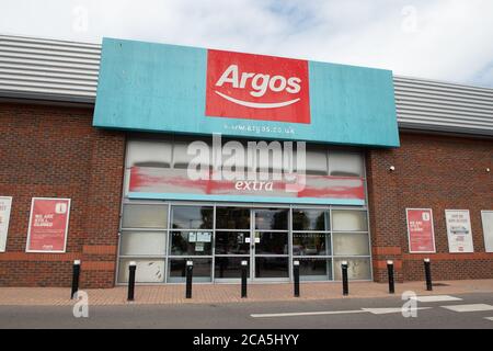 Slough, Berkshire, Regno Unito. 4 agosto 2020. Il negozio Argos Extra a Slough rimane chiuso dopo il blocco di Coronavirus. La scorsa settimana Argos ha annunciato che interromperanno la stampa dei cataloghi di selezione dei clienti. Credito: Maureen McLean/Alamy Foto Stock