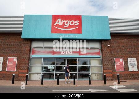 Slough, Berkshire, Regno Unito. 4 agosto 2020. Il negozio Argos Extra a Slough rimane chiuso dopo il blocco di Coronavirus. La scorsa settimana Argos ha annunciato che interromperanno la stampa dei cataloghi di selezione dei clienti. Credito: Maureen McLean/Alamy Foto Stock