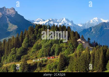 Svizzera, Cantone di Vaud, Villars-sur-Ollon, treno per la stazione Bretaye pass alla stazione Bouquetins e Mont-Blanc sullo sfondo Foto Stock