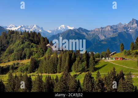 Svizzera, Cantone di Vaud, Villars-sur-Ollon, treno per la stazione Bretaye pass alla stazione Bouquetins e Mont-Blanc sullo sfondo Foto Stock