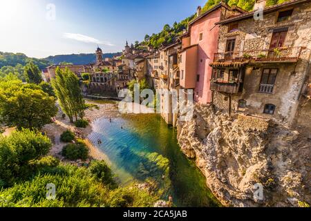 Francia, Isere, Parco Naturale Regionale del Vercors, Pont-en-Royans, case appese alla scogliera sopra il fiume Bourne Foto Stock