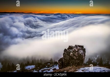 Alba e inversione a montagna Jested vicino a Liberec, repubblica Ceca, neve e inverno e vista della funicolare. Foto Stock