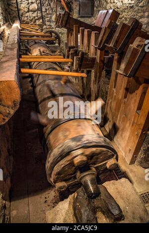 Francia, Savoia, Les Marches, percorso di know-how e siti culturali di Chartreuse, al Moulin de la Tourne la artigiana della carta Amandine Felix crea carta strag (carta artigianale prodotta da tessuti riciclati in cotone, canapa, lana o jeans), mantenendo così un know-how artigianale di 500 anni nella regione, qui l'albero a camme del mulino Foto Stock