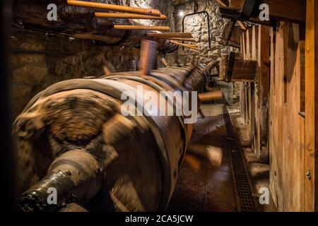 Francia, Savoia, Les Marches, percorso di know-how e siti culturali di Chartreuse, al Moulin de la Tourne la artigiana della carta Amandine Felix crea carta strag (carta artigianale prodotta da tessuti riciclati in cotone, canapa, lana o jeans), mantenendo così un know-how artigianale di 500 anni nella regione, qui l'albero a camme del mulino Foto Stock