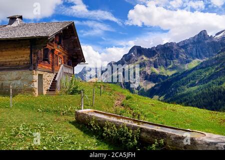 Svizzera, Cantone di Vaud, Ormont-Dessus, Les Diablerets, fattoria al lago Retaud sopra il col du Pillon e la montagna Schluchhorn sullo sfondo Foto Stock