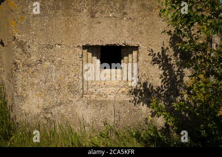 Primo piano della guerra mondiale due bunker a difesa di campo a cassonetto, Kent, Inghilterra. Foto Stock