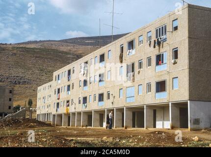 Qiryat Shmona, Israele, edificio di appartamenti. Dicembre 1971. Foto Stock