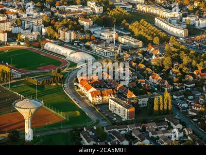 Francia, Yvelines, Les Mureaux, vista aerea al tramonto della città (vista aerea) Foto Stock