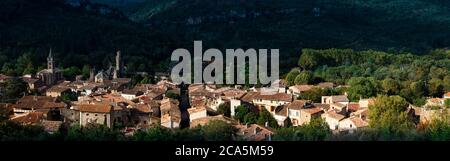 Francia, Aude, Alet, vista del villaggio all'alba Foto Stock