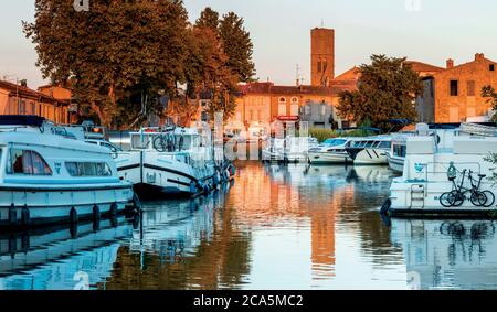 Francia, Aude, Canal du Midi, patrimonio mondiale dell'UNESCO, Trebes, riflessi del porto sulle acque del porto fluviale all'alba Foto Stock